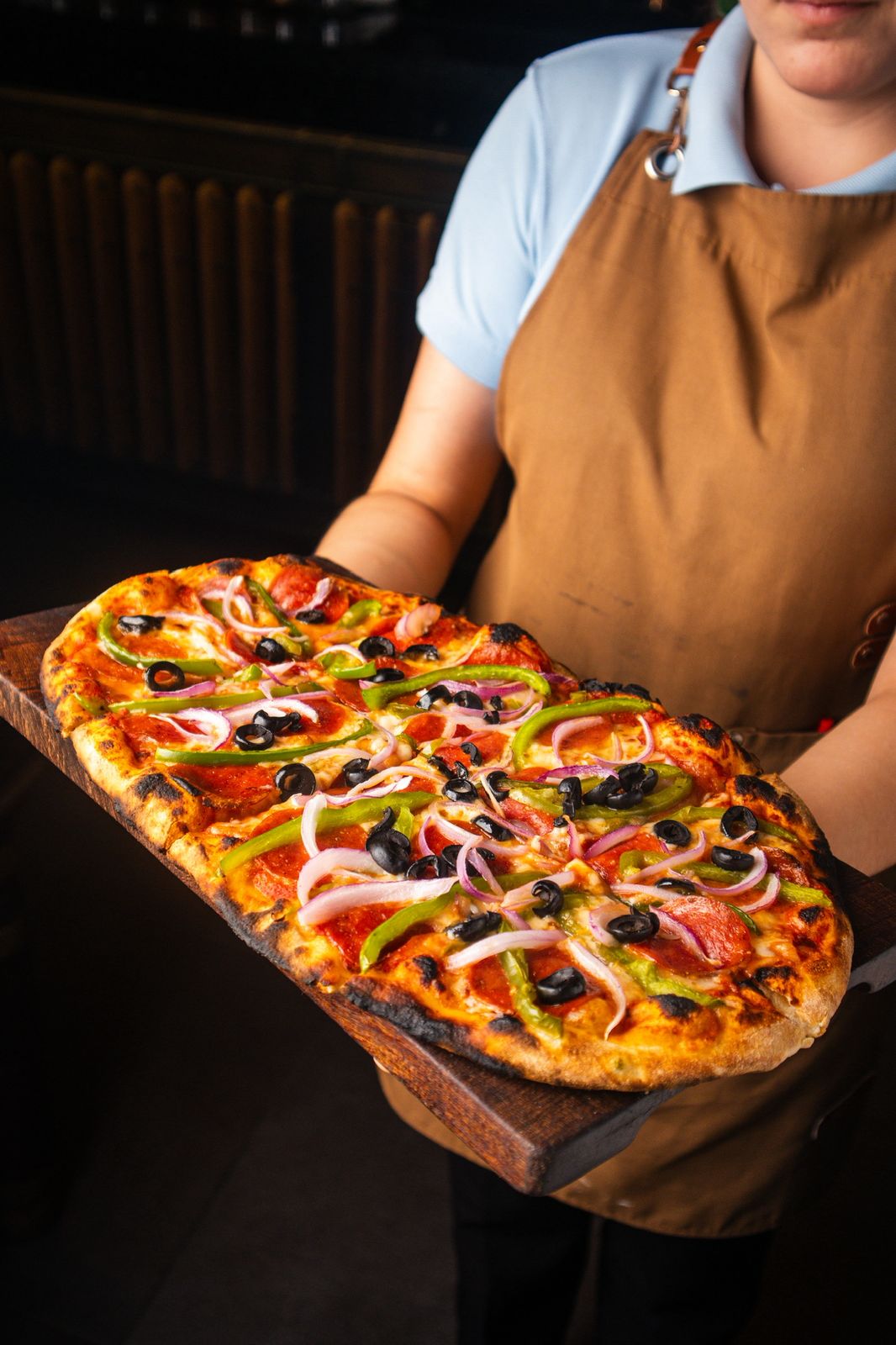 Pizza a la leña servida en Santo Olivo, Hermosillo