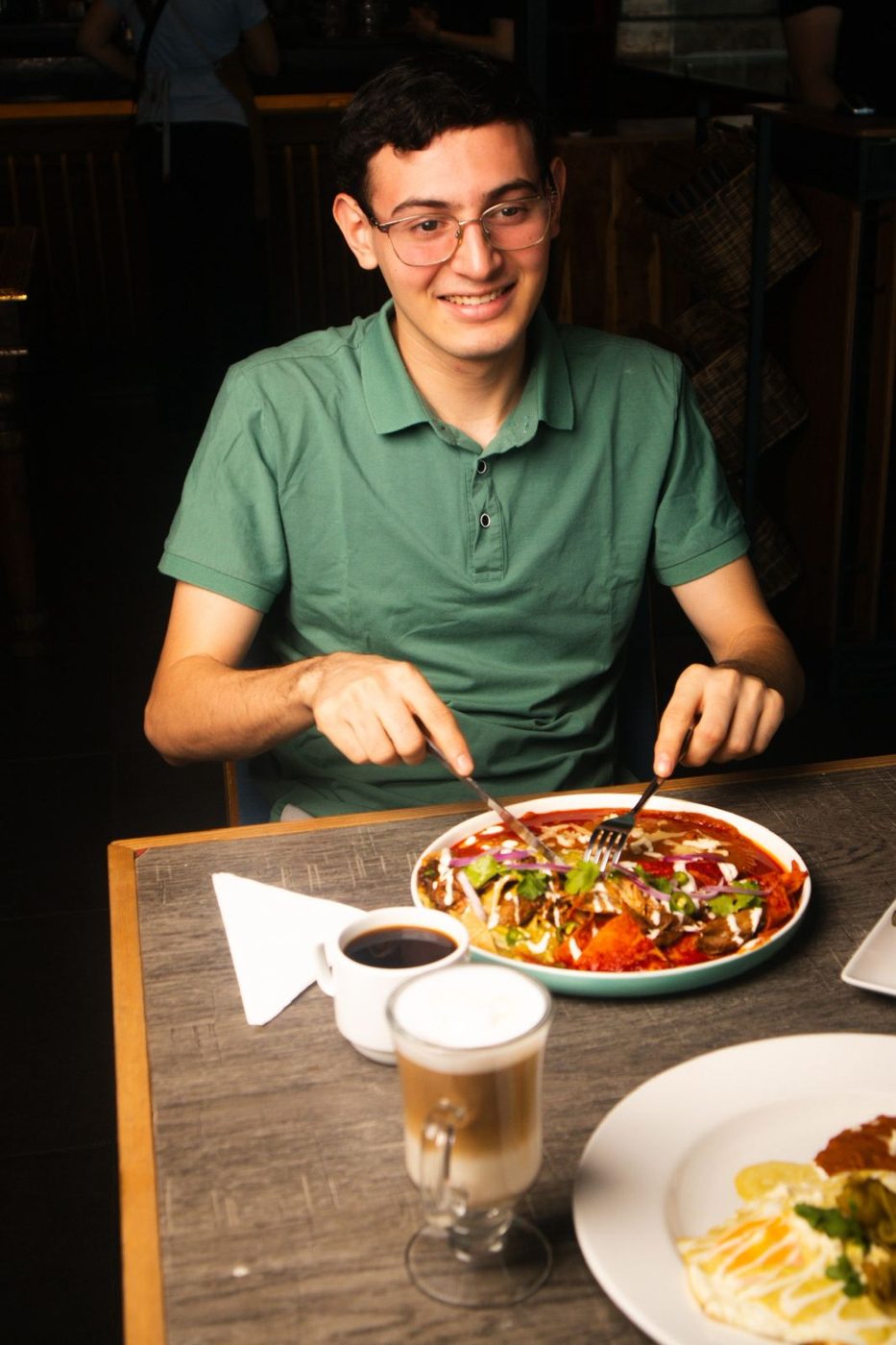 Cliente sonriente frente a su plato